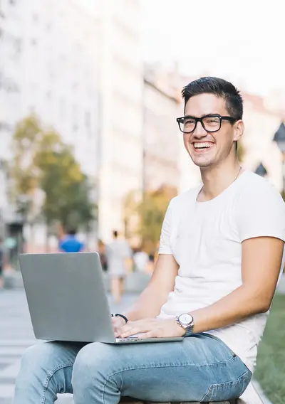 Un jeune homme travaillant sur son ordinateur portable